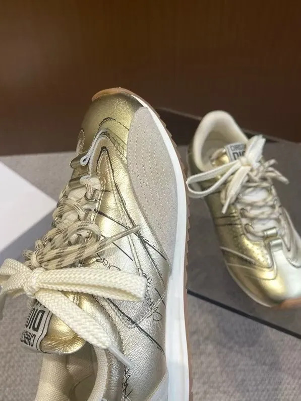 👟👟Ex-factory price 620👟👟 Dior sketch Dior spring and summer catwalk style graffiti sketch moral training shoes Forrest shoes. Original development. The most photographed item in the 25ss spring and summer show. This pair of shoes has changed the single design style of Forrest shoes in the previous impression. It retains the original shape. The details are very in line with the current fashion trend, but it also incorporates the manager's new understanding and retro feelings for Forrest shoes. The overall feeling is brand new. The material is a bit matte leather, full of retro style. It looks very high-end. The feeling on the foot is very convex. The upper foot is really good-looking and versatile. It can be worn with any style of clothes, pants and skirts. It looks good on anyone. Original combination outsole Size: 35-45